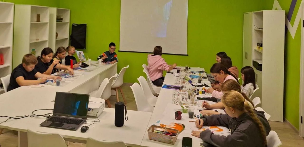 В обновленном молодежном пространстве «Орленок» жизнь бьет ключом - тут ребята погружаются в атмосферу разнообразных занятий и развлечений