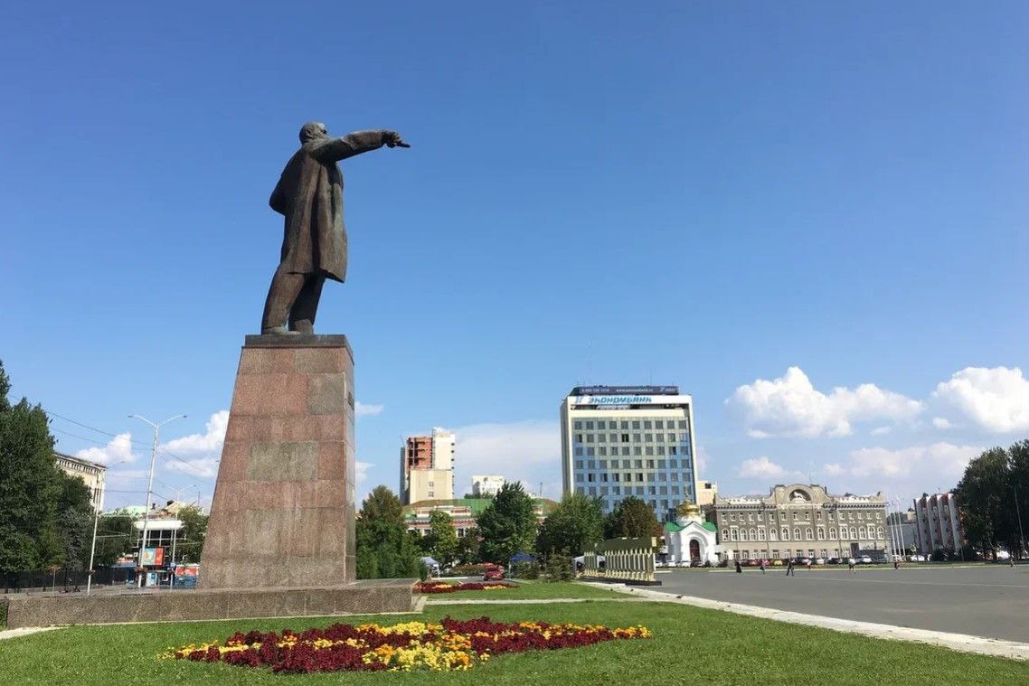 Кусты спиреи «испарились» с Театральной площади Саратова