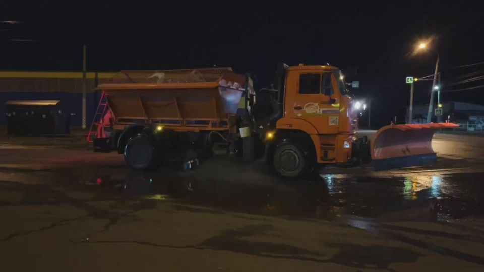 Минувшей ночью сотрудники МКУ «Городское хозяйство» провели тренировочный проезд спецтехники в преддверии отрицательных температур
