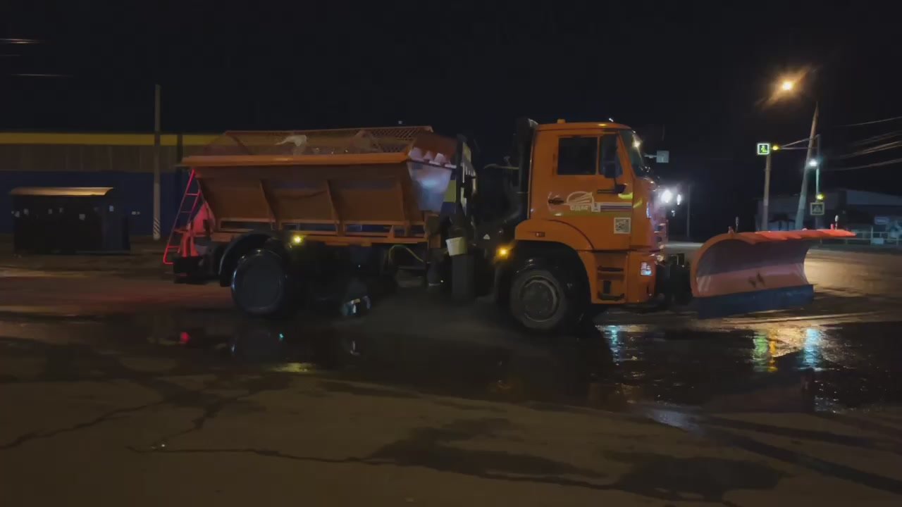 Минувшей ночью сотрудники МКУ «Городское хозяйство» провели тренировочный проезд спецтехники в преддверии отрицательных температур