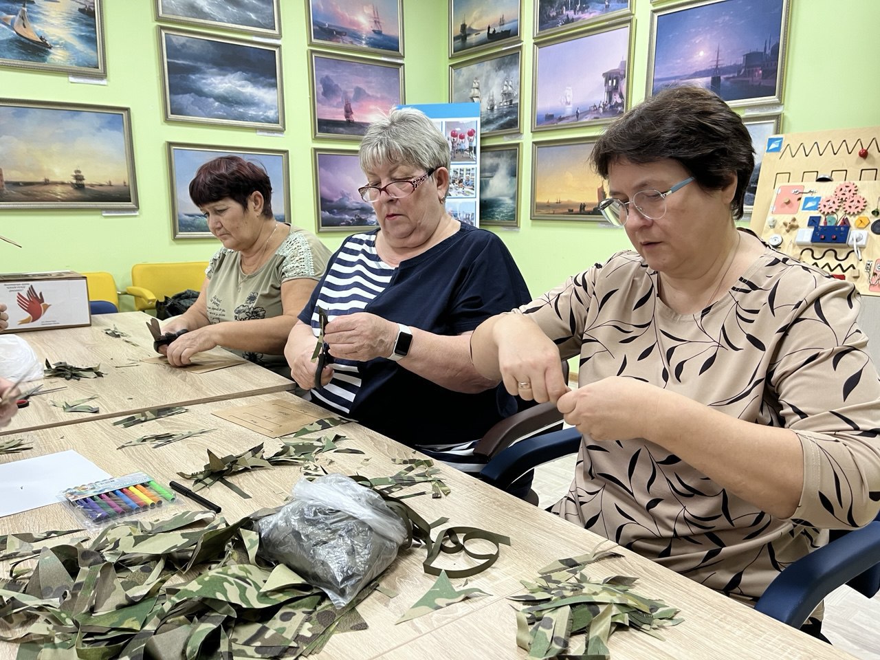 В Лысогорском районе волонтеры делают «пучки» для маскировочных сетей В Лысогорском районе волонтеры делают «пучки» для маскировочных сетей