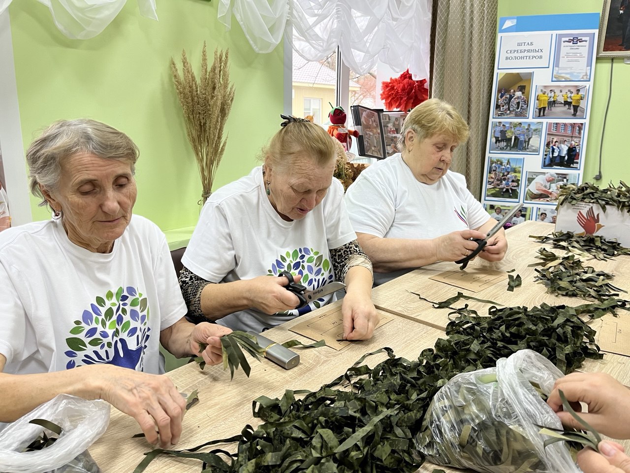 В Лысогорском районе волонтеры делают «пучки» для маскировочных сетей В Лысогорском районе волонтеры делают «пучки» для маскировочных сетей