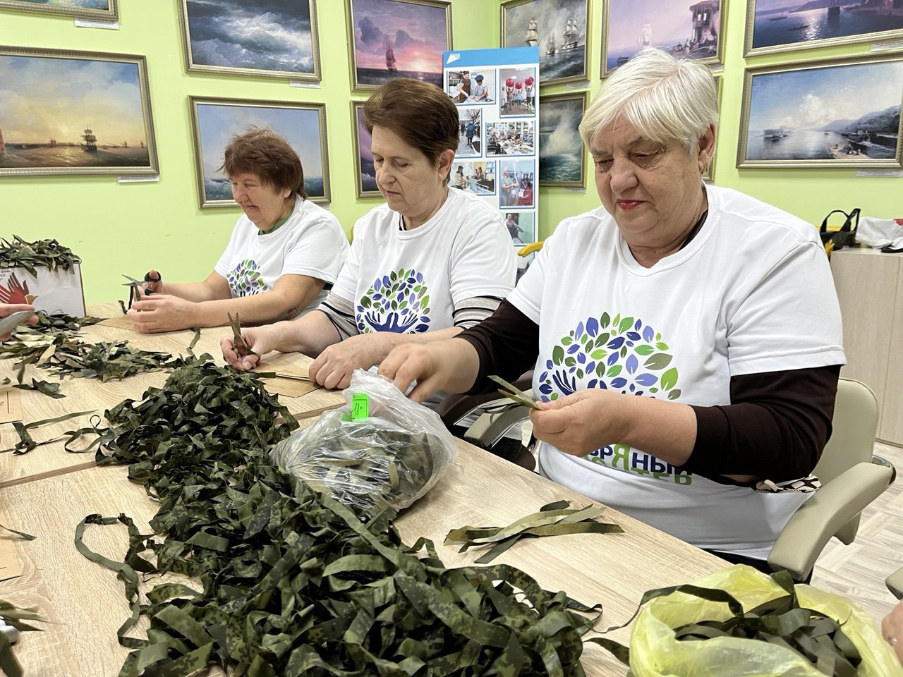 В Лысогорском районе волонтеры делают «пучки» для маскировочных сетей