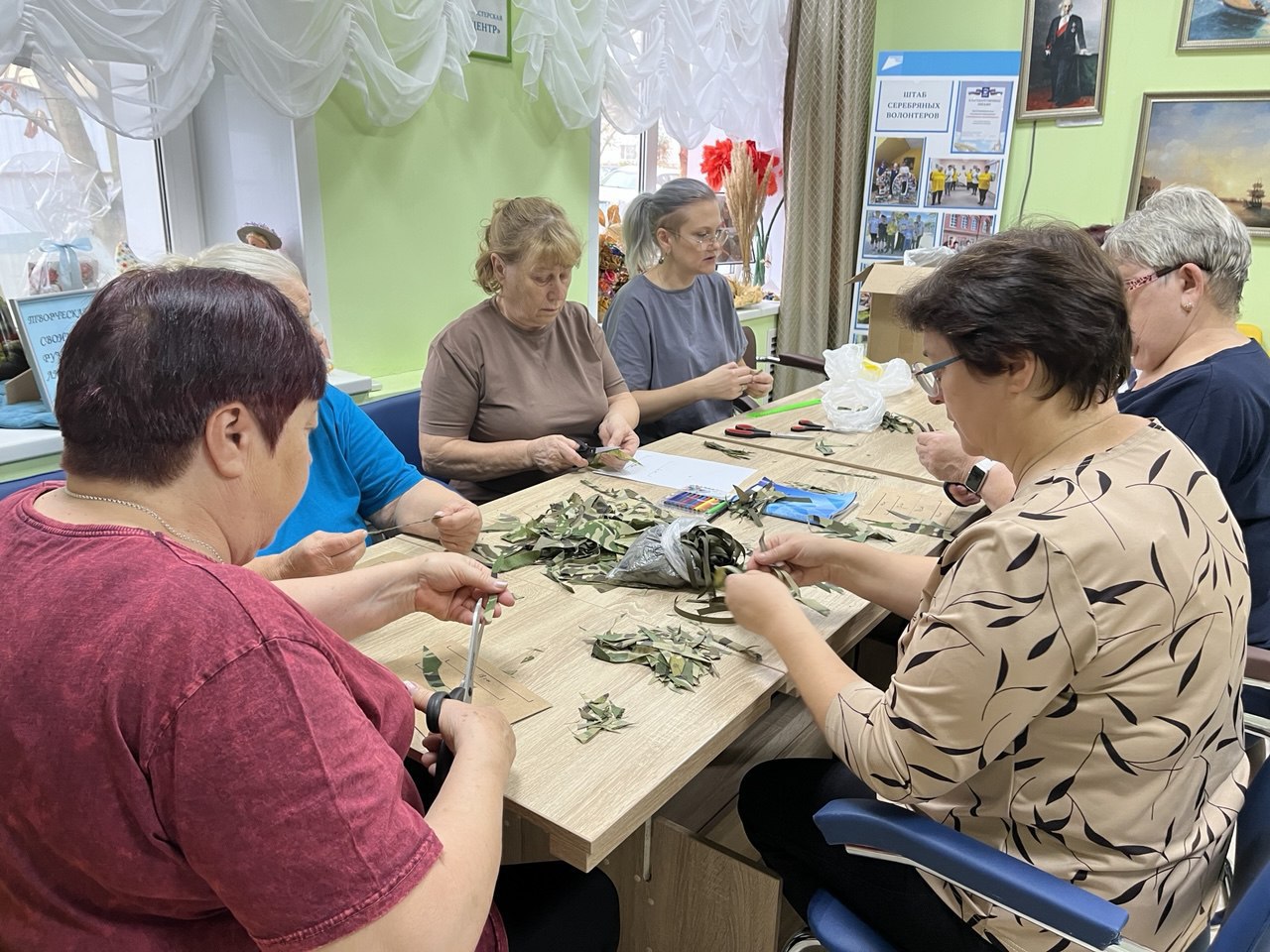 В Лысогорском районе волонтеры делают «пучки» для маскировочных сетей В Лысогорском районе волонтеры делают «пучки» для маскировочных сетей