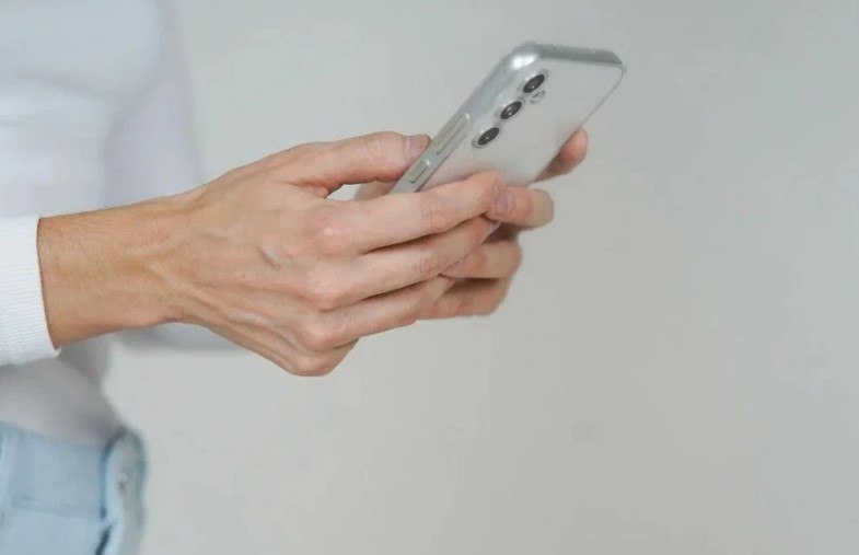 В Саратове женщина помогла "сестре" и лишилась денег