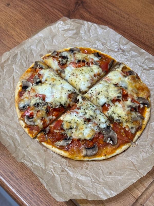 Легкий и быстрый способ приготовить пиццу с грибами и помидорами