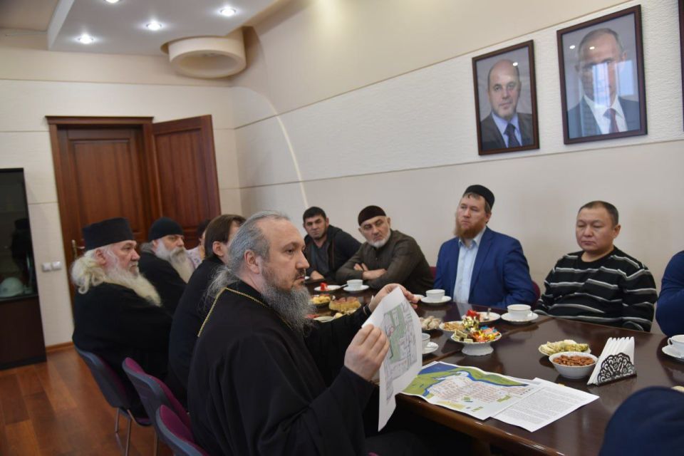 Встретились с членами Совета по межнациональным и межконфессиональным отношениями Встретились с членами Совета по межнациональным и межконфессиональным отношениями