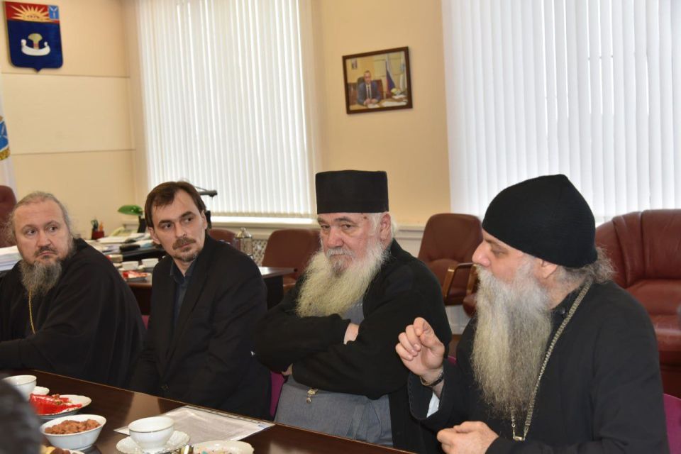 Встретились с членами Совета по межнациональным и межконфессиональным отношениями Встретились с членами Совета по межнациональным и межконфессиональным отношениями