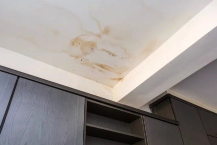 Как быстро избавиться от водяных пятен на потолке: практическое руководство