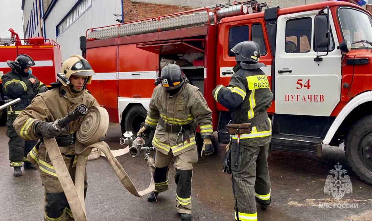 В Пугачеве учебный пожар. Огнеборцы провели пожарно-тактические учения на предприятии «Пугачевские молочные продукты»