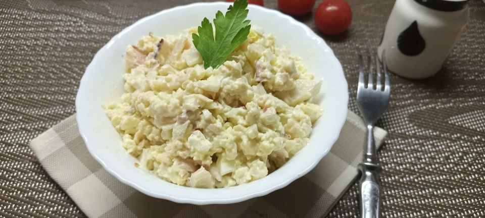 Как удивить гостей: намазка из кальмаров с яйцом, которая заменит обычный салат