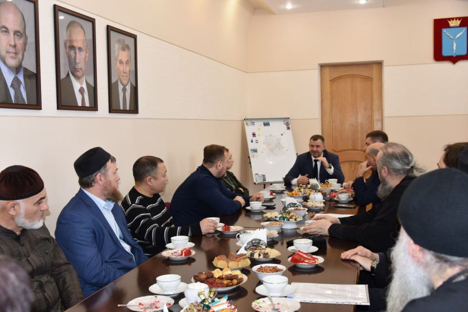 Встретились с членами Совета по межнациональным и межконфессиональным отношениями Встретились с членами Совета по межнациональным и межконфессиональным отношениями