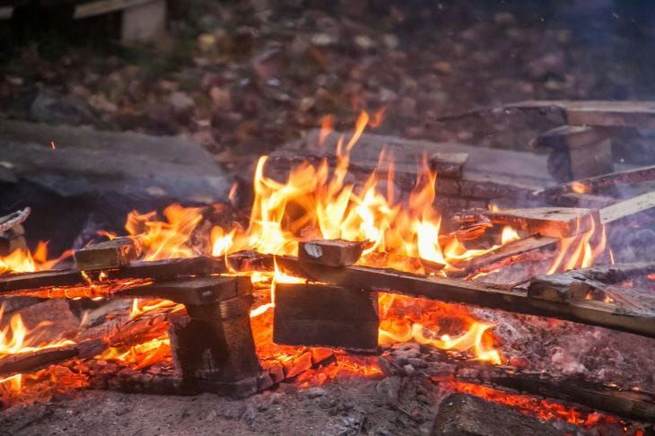 Как убрать запах дыма от костра с волос и одежды: простые секреты