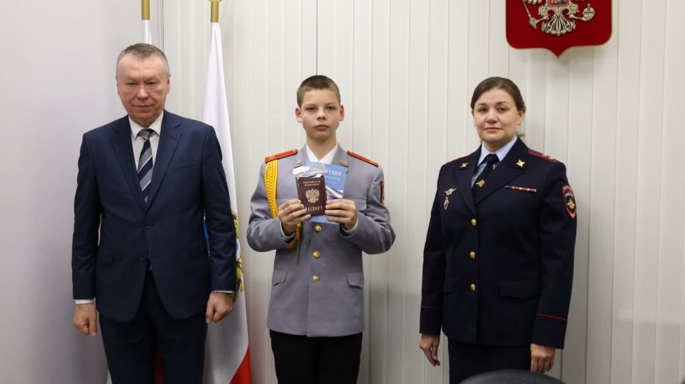В Саратове в преддверии Дня народного единства состоялось торжественное вручение первых паспортов гражданина Российской Федерации В Саратове в преддверии Дня народного единства состоялось торжественное вручение первых паспортов гражданина Российской Федерации