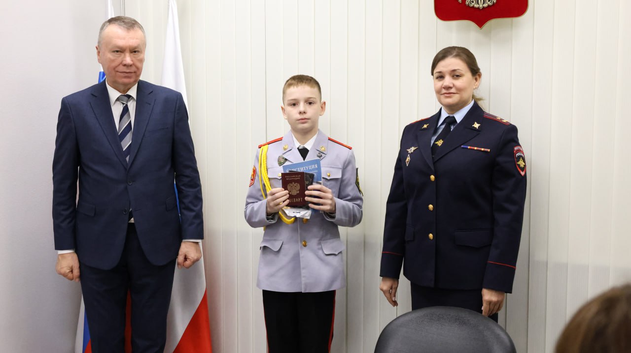 В Саратове в преддверии Дня народного единства состоялось торжественное вручение первых паспортов гражданина Российской Федерации В Саратове в преддверии Дня народного единства состоялось торжественное вручение первых паспортов гражданина Российской Федерации