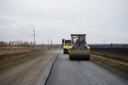 По обращениям жителей в Аткарском районе с опережением сроков ремонтируют дорогу