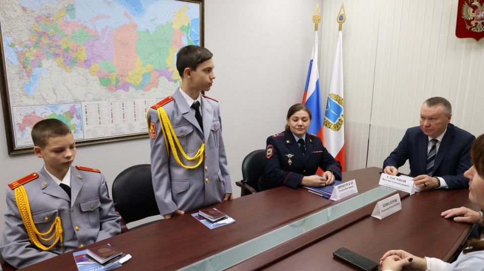 В Саратове в преддверии Дня народного единства состоялось торжественное вручение первых паспортов гражданина Российской Федерации В Саратове в преддверии Дня народного единства состоялось торжественное вручение первых паспортов гражданина Российской Федерации