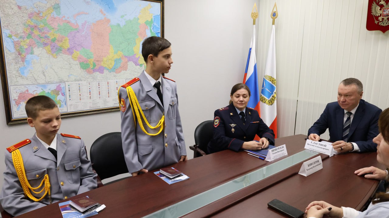 В Саратове в преддверии Дня народного единства состоялось торжественное вручение первых паспортов гражданина Российской Федерации В Саратове в преддверии Дня народного единства состоялось торжественное вручение первых паспортов гражданина Российской Федерации
