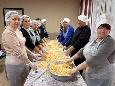 Засолкой капусты для участников СВО занимались на «Учебной кухне» центра соцобслуживания Самойловского района