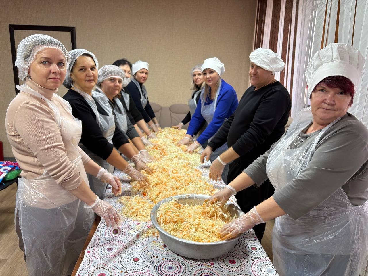 Засолкой капусты для участников СВО занимались на «Учебной кухне» центра соцобслуживания Самойловского района