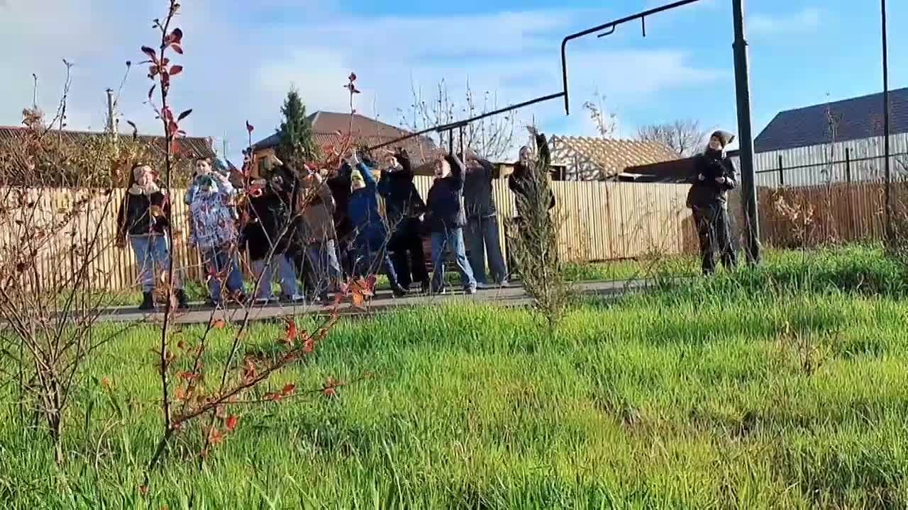 В День народного единства жители Кировского района отметили праздник в уютных уголках, созданных в рамках депутатского проекта Председателя Государственной Думы ФС РФ Вячеслава Викторовича Володина «Новые парки и скверы»