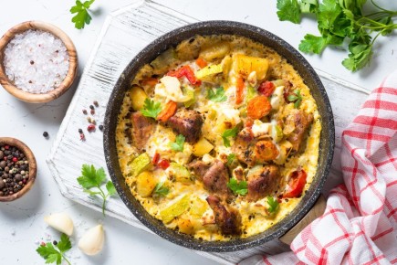 Итальянцы обожают это блюдо: приготовьте омлет с мясом в духовке