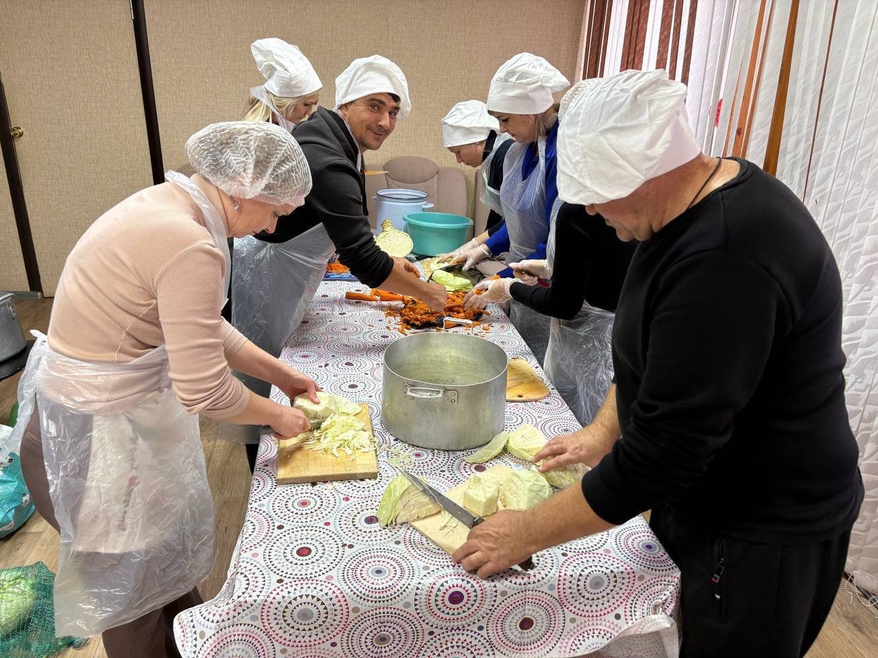 Засолкой капусты для участников СВО занимались на «Учебной кухне» центра соцобслуживания Самойловского района Засолкой капусты для участников СВО занимались на «Учебной кухне» центра соцобслуживания Самойловского района