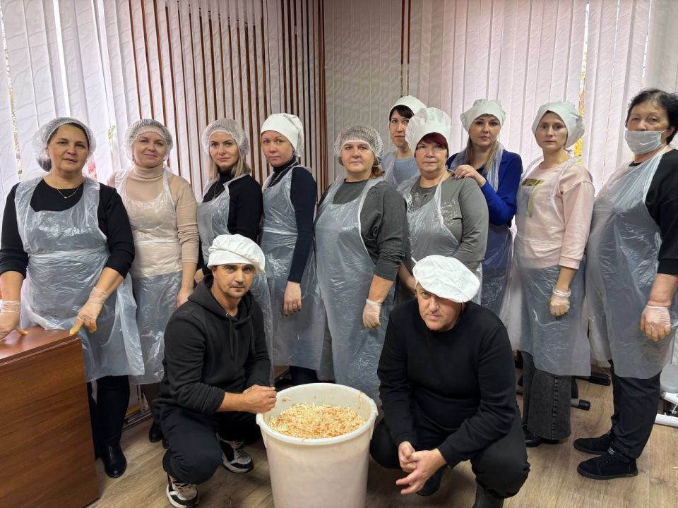 Засолкой капусты для участников СВО занимались на «Учебной кухне» центра соцобслуживания Самойловского района Засолкой капусты для участников СВО занимались на «Учебной кухне» центра соцобслуживания Самойловского района