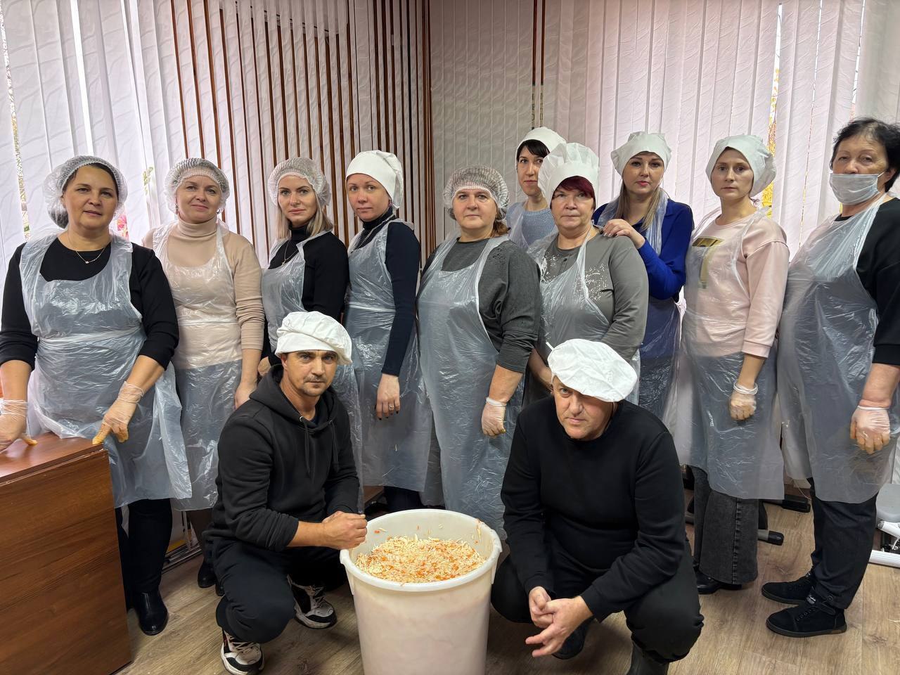 Засолкой капусты для участников СВО занимались на «Учебной кухне» центра соцобслуживания Самойловского района Засолкой капусты для участников СВО занимались на «Учебной кухне» центра соцобслуживания Самойловского района