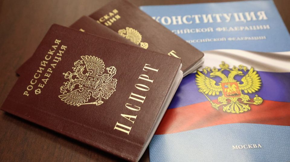 В Саратове в преддверии Дня народного единства состоялось торжественное вручение первых паспортов гражданина Российской Федерации В Саратове в преддверии Дня народного единства состоялось торжественное вручение первых паспортов гражданина Российской Федерации