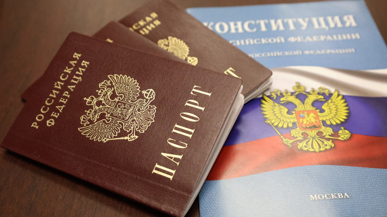 В Саратове в преддверии Дня народного единства состоялось торжественное вручение первых паспортов гражданина Российской Федерации В Саратове в преддверии Дня народного единства состоялось торжественное вручение первых паспортов гражданина Российской Федерации