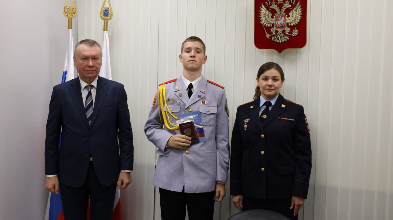 В Саратове в преддверии Дня народного единства состоялось торжественное вручение первых паспортов гражданина Российской Федерации В Саратове в преддверии Дня народного единства состоялось торжественное вручение первых паспортов гражданина Российской Федерации