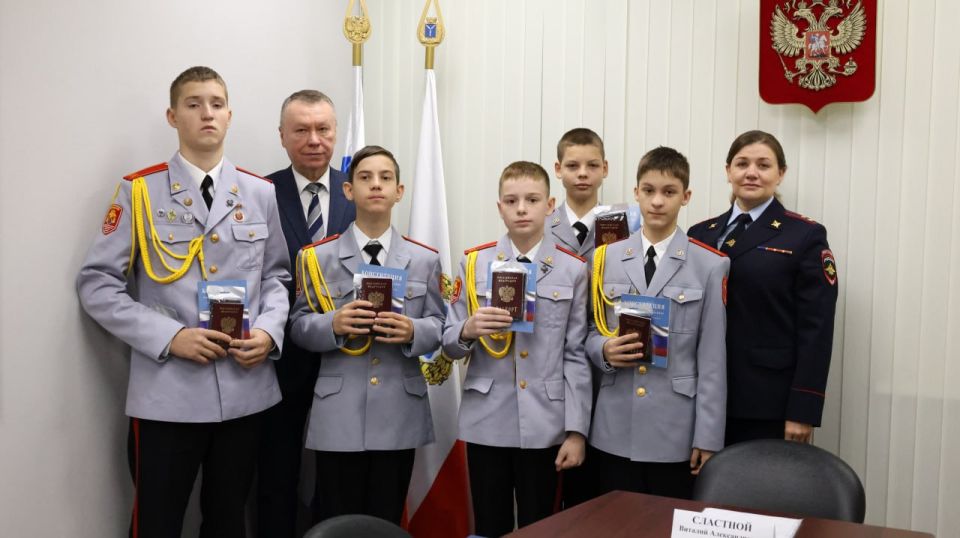 В Саратове в преддверии Дня народного единства состоялось торжественное вручение первых паспортов гражданина Российской Федерации