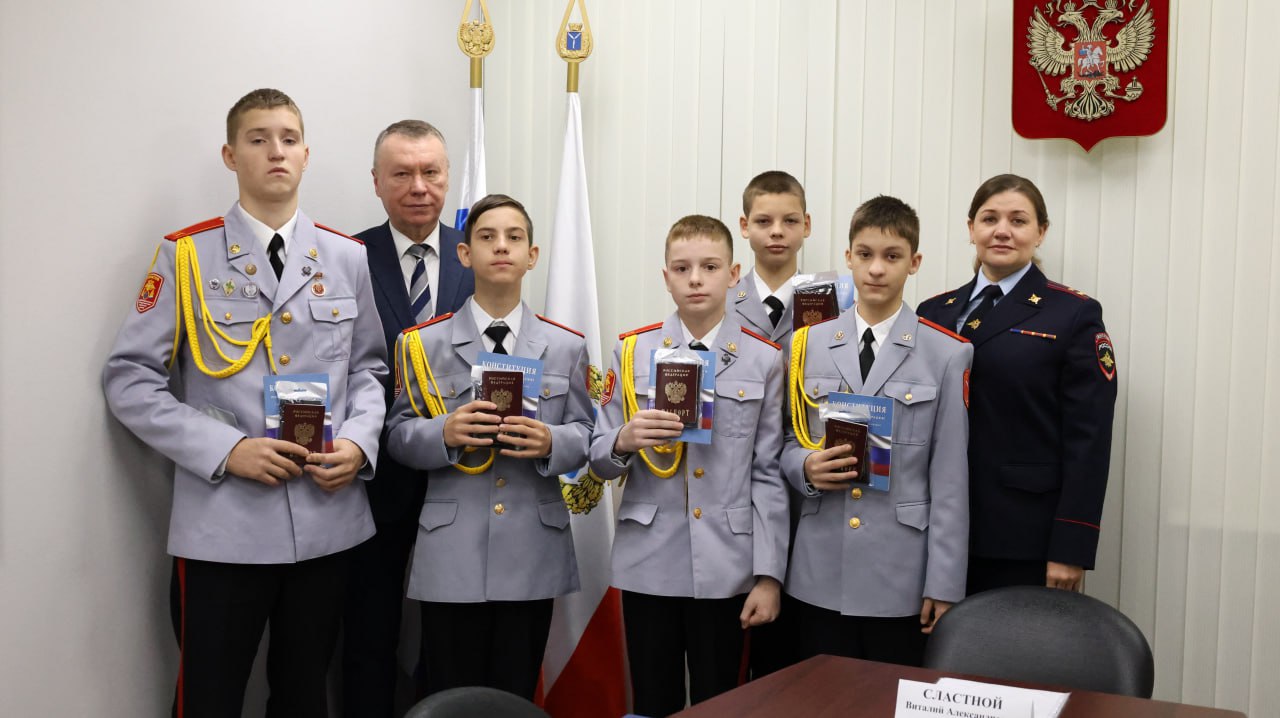 В Саратове в преддверии Дня народного единства состоялось торжественное вручение первых паспортов гражданина Российской Федерации