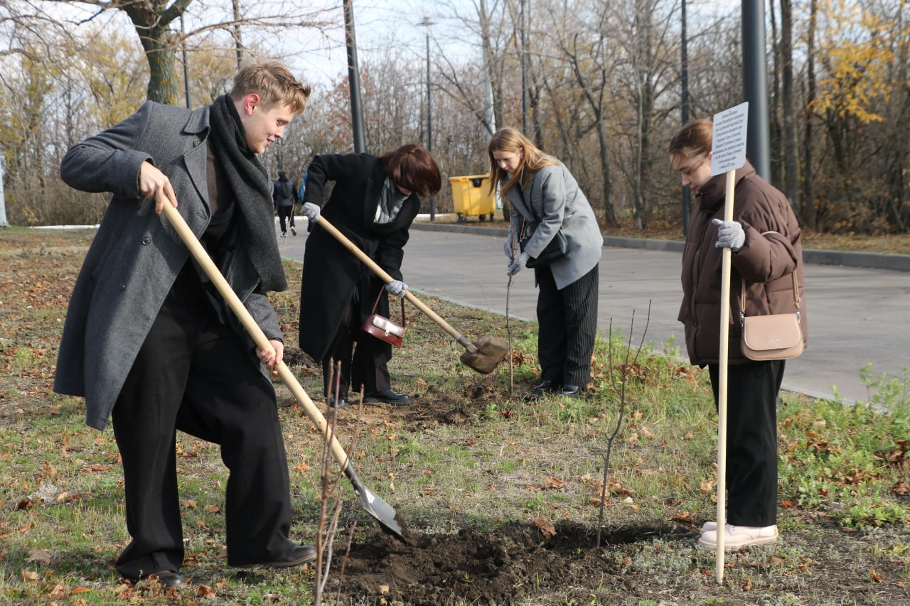 Делегация из Луганска посетила Саратов в День народного единства Делегация из Луганска посетила Саратов в День народного единства