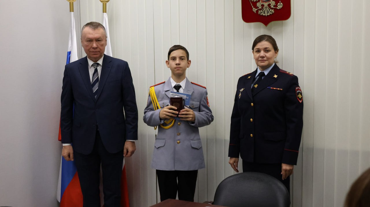 В Саратове в преддверии Дня народного единства состоялось торжественное вручение первых паспортов гражданина Российской Федерации В Саратове в преддверии Дня народного единства состоялось торжественное вручение первых паспортов гражданина Российской Федерации