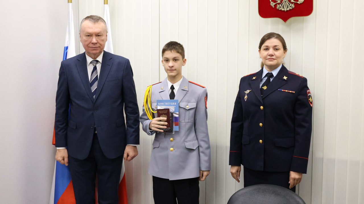 В Саратове в преддверии Дня народного единства состоялось торжественное вручение первых паспортов гражданина Российской Федерации В Саратове в преддверии Дня народного единства состоялось торжественное вручение первых паспортов гражданина Российской Федерации