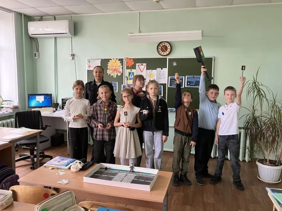 В Балашове сотрудники Госавтоинспекции провели с лицеистами мастер-класс по изготовлению световозвращающихфликеров В Балашове сотрудники Госавтоинспекции провели с лицеистами мастер-класс по изготовлению световозвращающихфликеров