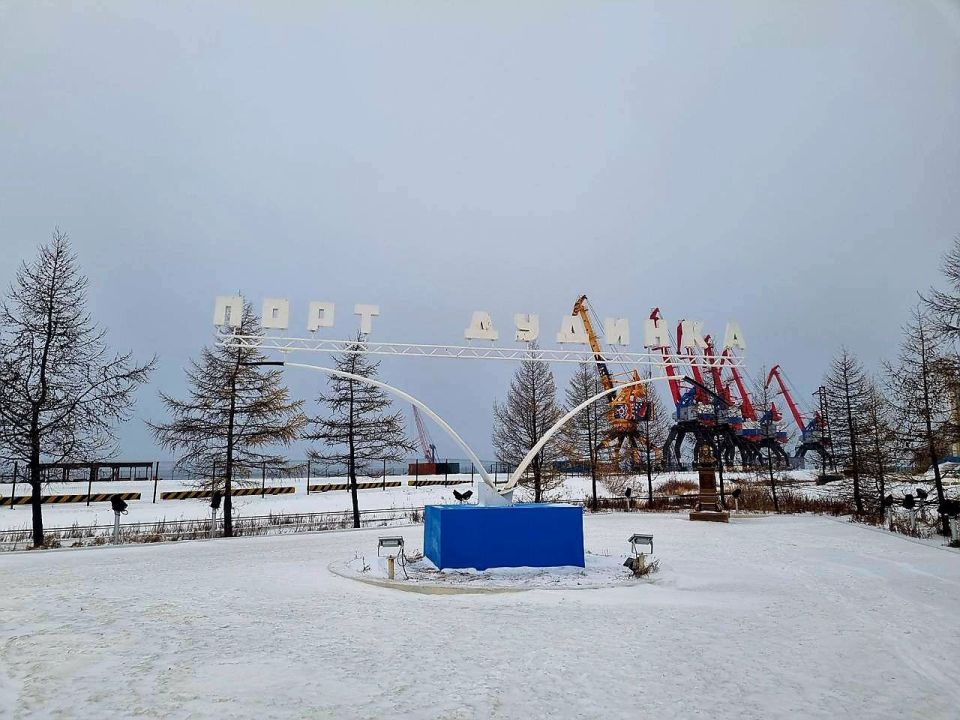 Специалисты саратовского завода монтируют стальные резервуары в бухте Север при температуре – 40°C