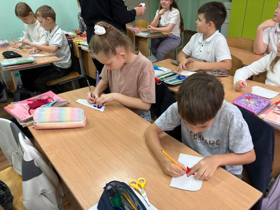 В Балашове сотрудники Госавтоинспекции провели с лицеистами мастер-класс по изготовлению световозвращающихфликеров В Балашове сотрудники Госавтоинспекции провели с лицеистами мастер-класс по изготовлению световозвращающихфликеров