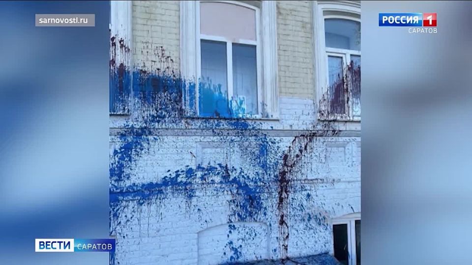 В Балакове вандалы облили краской старинное здание – дом № 16 на улице Ленина