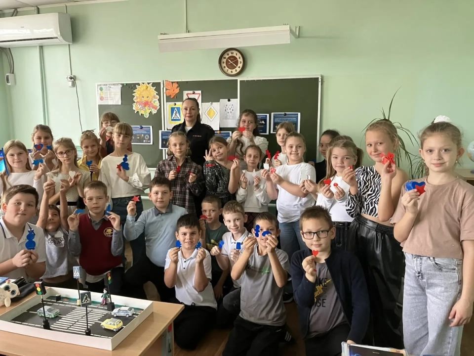 В Балашове сотрудники Госавтоинспекции провели с лицеистами мастер-класс по изготовлению световозвращающихфликеров В Балашове сотрудники Госавтоинспекции провели с лицеистами мастер-класс по изготовлению световозвращающихфликеров