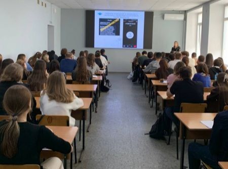 В Саратове полицейские напомнили студентам колледжа о правилах кибербезопасности В Саратове полицейские напомнили студентам колледжа о правилах кибербезопасности