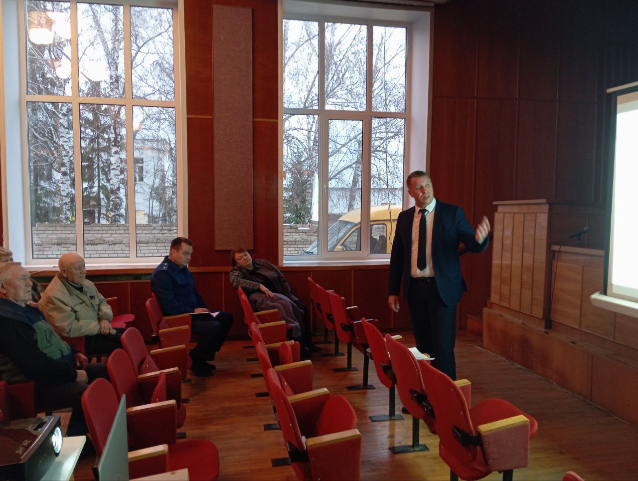 Прокурор Лысогорского района Игорь Завихонов принял участие в сходе граждан в рабочем поселке совместно с главой муниципального района