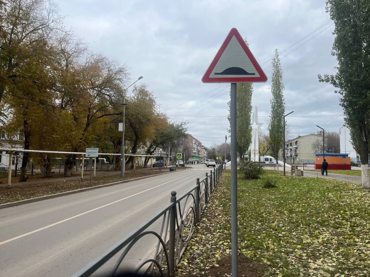 По поручению главы Энгельсского муниципального района Максима Леонова в местах размещения приподнятых пешеходных переходов ведется установка дорожных знаков, предупреждающих об искусственных неровностях По поручению главы Энгельсского муниципального района Максима Леонова в местах размещения приподнятых пешеходных переходов ведется установка дорожных знаков, предупреждающих об искусственных неровностях