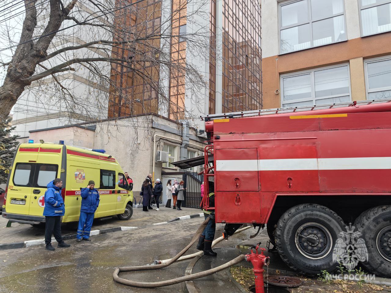 В Саратове на Рахова сотрудники МЧС России ликвидировали загорание автомобиля В Саратове на Рахова сотрудники МЧС России ликвидировали загорание автомобиля