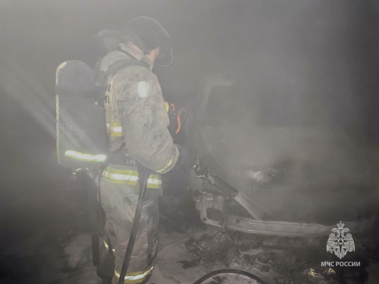 В Саратове на Рахова сотрудники МЧС России ликвидировали загорание автомобиля В Саратове на Рахова сотрудники МЧС России ликвидировали загорание автомобиля