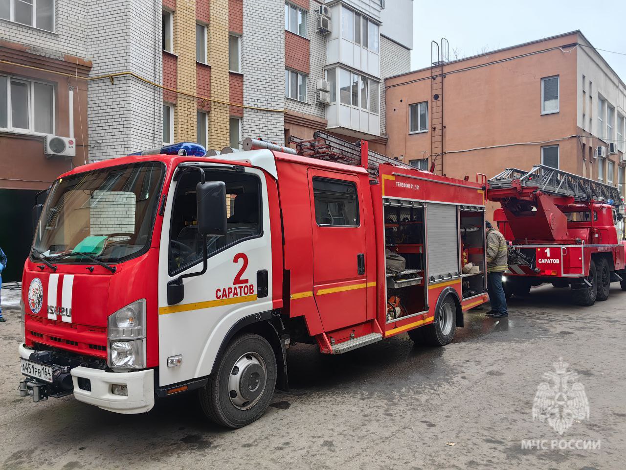 В центре Саратова сгорел автомобиль В центре Саратова сгорел автомобиль