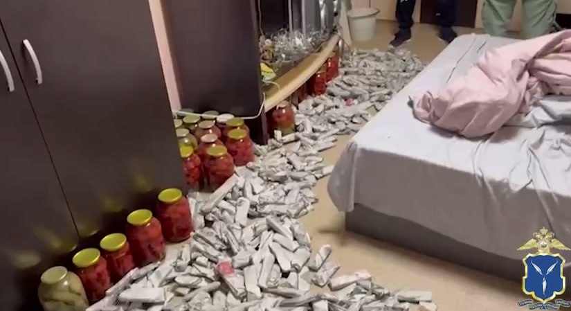 Саратовец хранил марихуану среди банок с консервацией