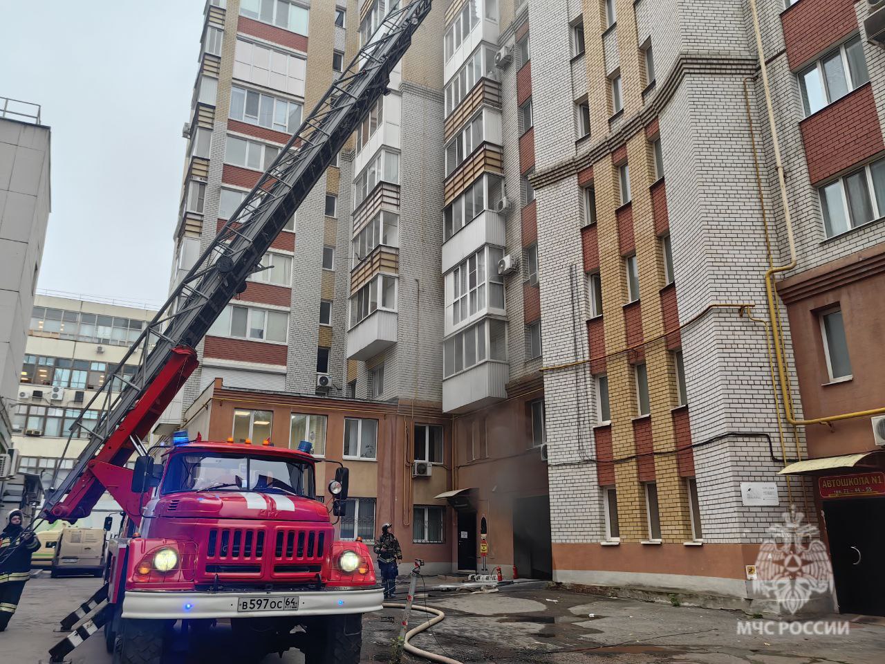 В центре Саратова сгорел автомобиль В центре Саратова сгорел автомобиль